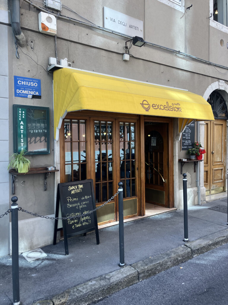 Entrata dello "Snack Bar Artisti". Via degli Artisti 11 per dove andare a mangiare a Trieste.