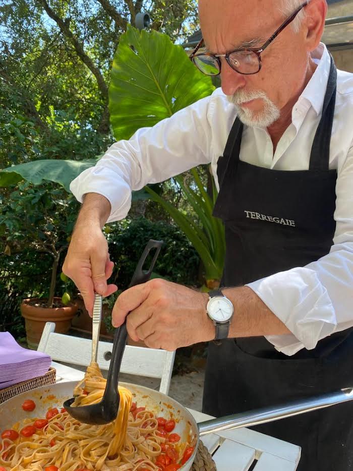 Se ti racconto la mia cucina dovrai pur vedere Maurizio Stagni scambiare l'abito da gourmet a cuoco.