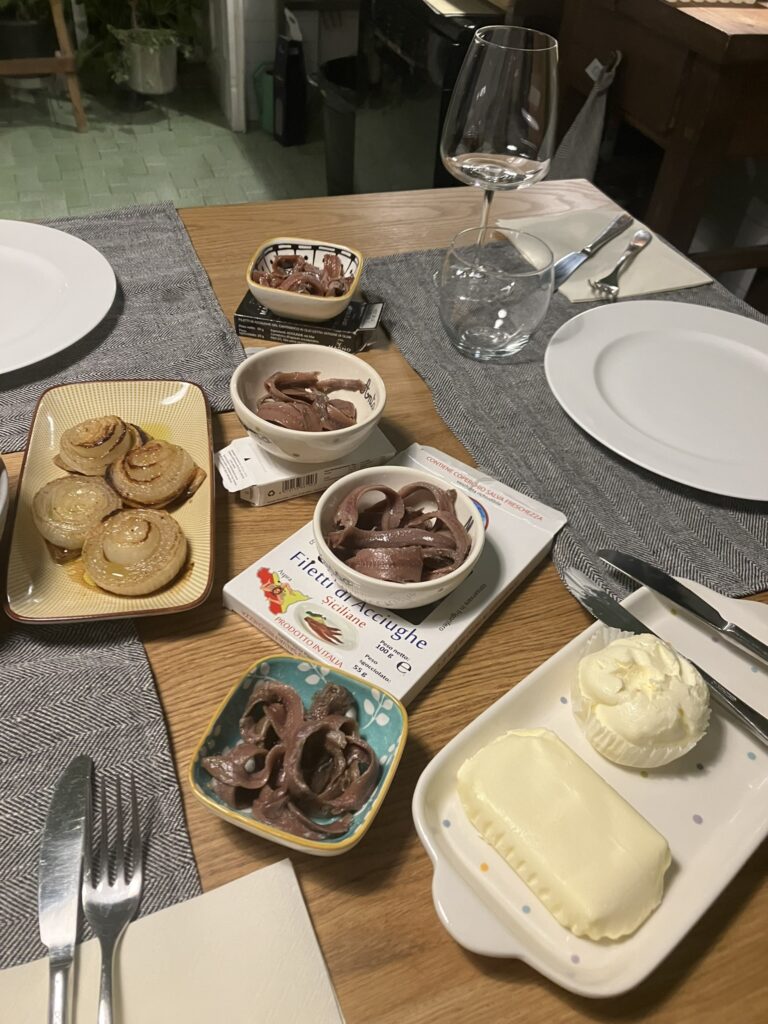 La tavola imbandita e pronta per una degustazione orizzontale.