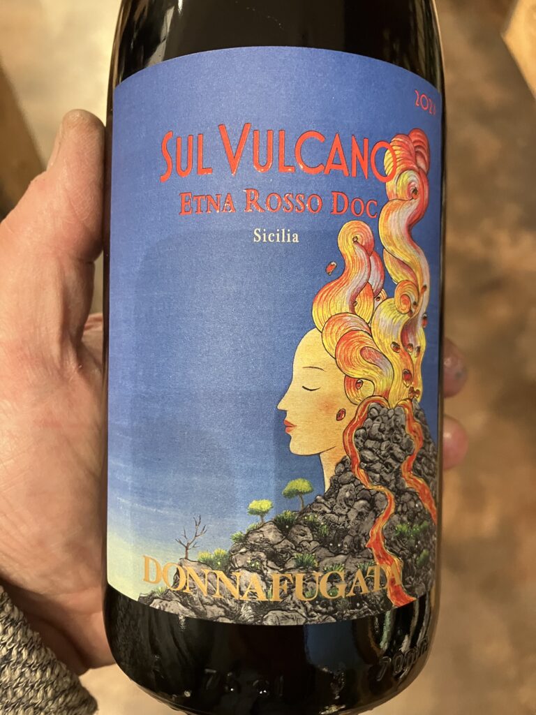 I consigli per individuare uno o più vini porta a questo "Sul Vulcano". Una garanzia per la mineralità... E poi siamo in Sicilia terra di pesca e di vulcani. Ma soluzione troppo facile?