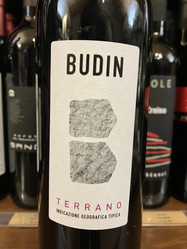 I consigli per individuare uno o più vini porta a questa giovane vigna. Interessante Terrano di bassa gradazione. ATTENZIONE alla temperatura di servizio! Farà la differenza.