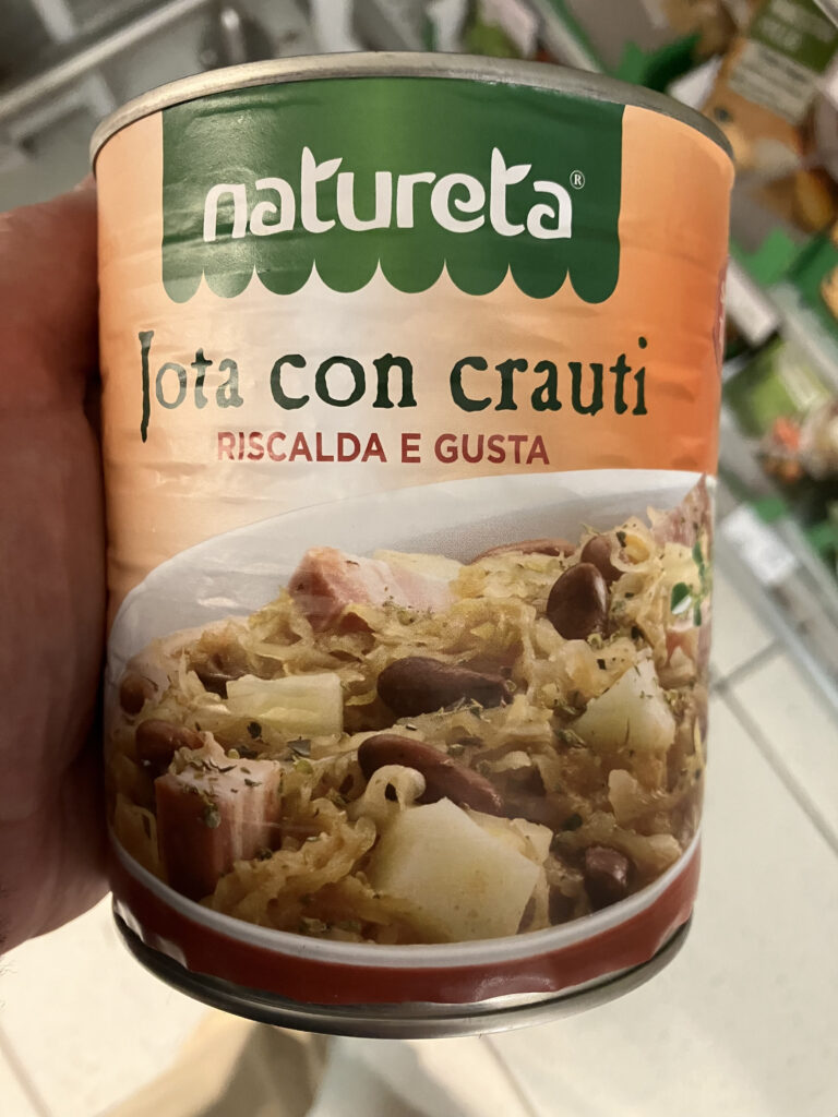 Jota in scatola. Crauti  in dialetto triestino: "capuzi garbi".